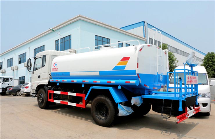 12方東風(fēng)專底灑水車(chē)圖片3