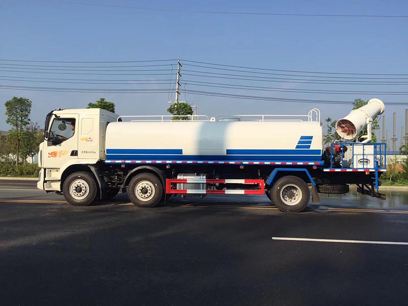 18方東風(fēng)柳汽乘龍霧炮灑水車圖片2