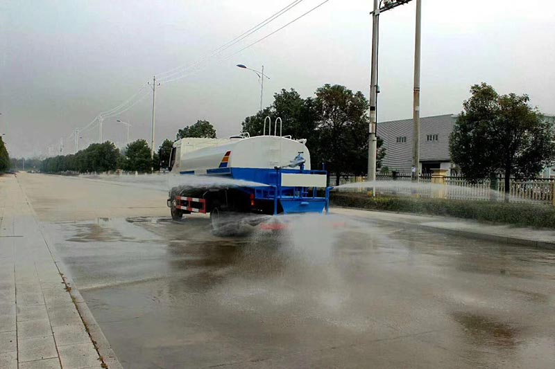 12方東風(fēng)柳汽乘龍灑水車圖片4