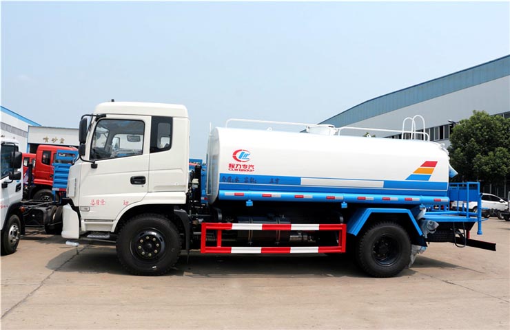 12方東風(fēng)專底灑水車(chē)圖片2