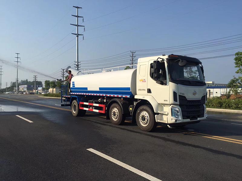18方東風(fēng)柳汽乘龍霧炮灑水車圖片3