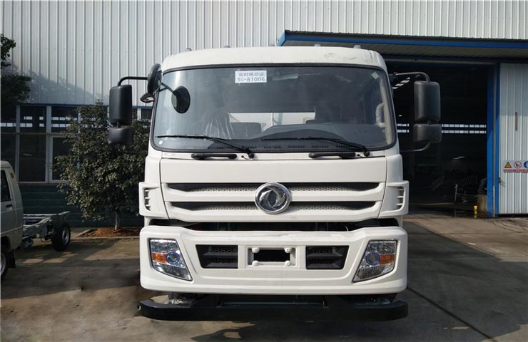 12方東風(fēng)專底灑水車(chē)圖片4